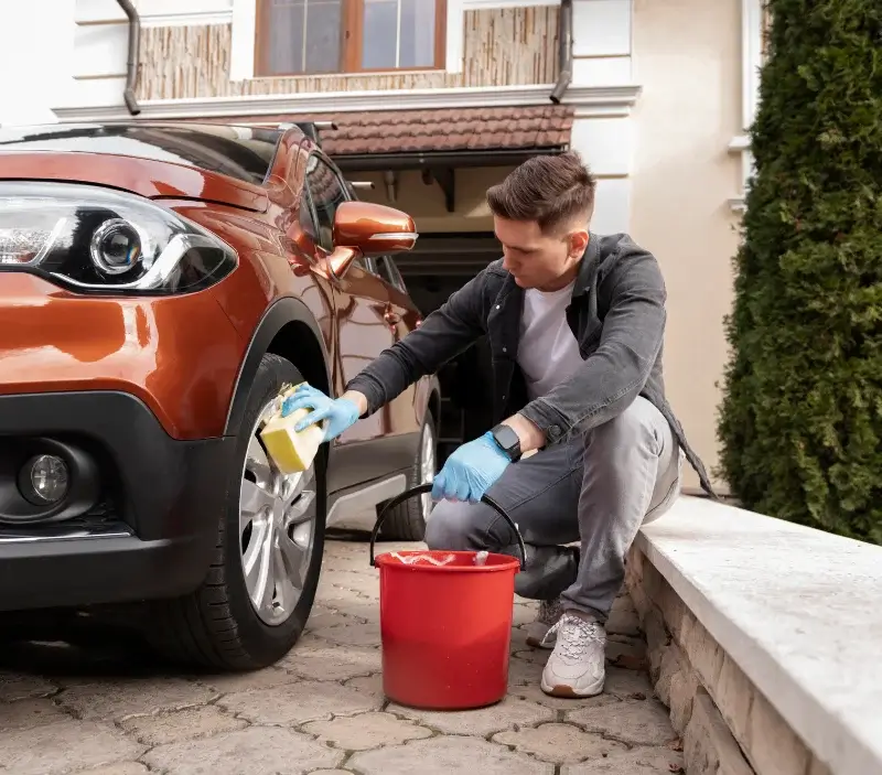 Lavage auto à domicile Treffiagat : professionnel intervenant sur un véhicule